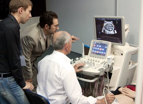 Доктор Boris Tutschek проводит исследование беременной женщины на сканере Accuvix-V20