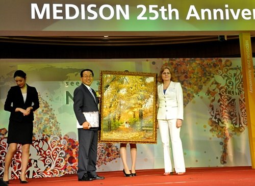 Вручение подарка от компании Медиэйс - картины художника Шевчука В. ''Осень. Аллея'', 2004 г.