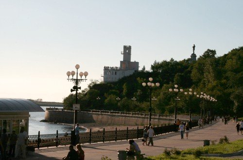 Хабаровск, вид с реки Амур на смотровую площадку и памятник Муравьему-Амурскому