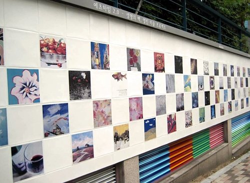 Life Wall: на керамику нанесены фотографии картин современных корейских художников