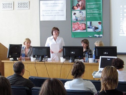 Конференция врачей УЗД в Кирове, 16 июня 2011 г. - выступает Чичерина Е.Н., слева Чечнева М.А.