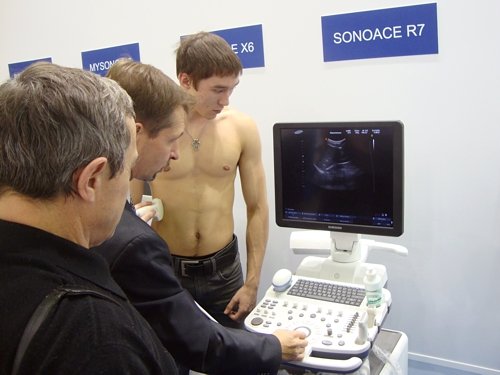 УЗИ брюшной полости на SonoAce R7 - демонстрация оборудования на пациенте