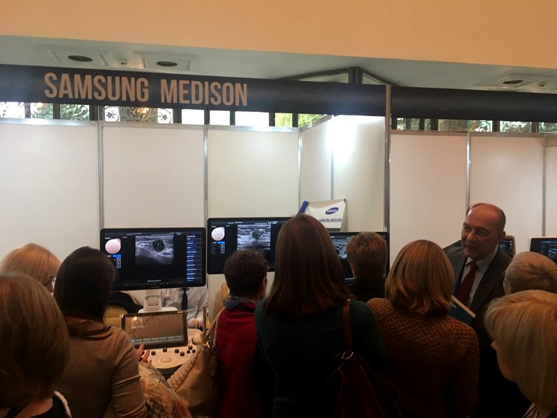 Шаповалов Алексей Михайлович (клинический специалист) знакомит посетителей с линейкой аппаратов экспертного класса Samsung Medison