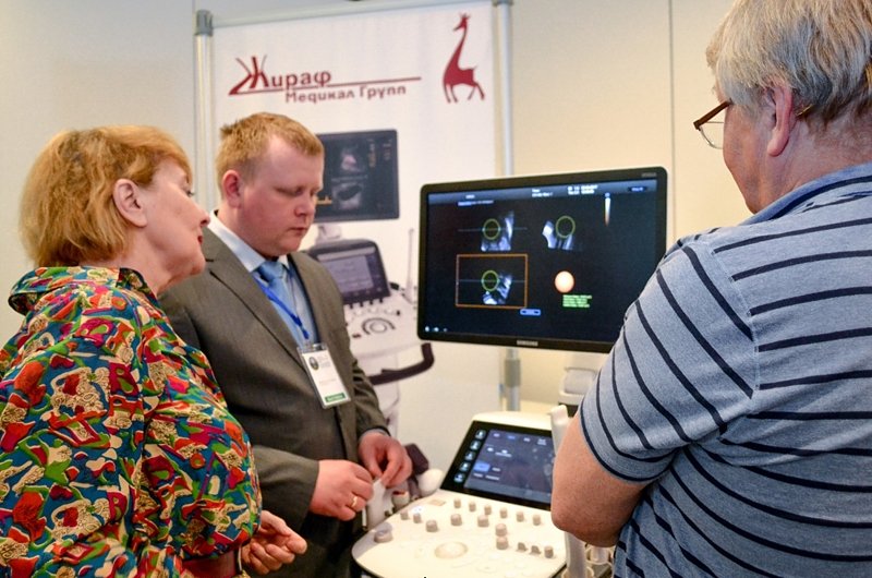 Михаил Фадеев демонстрирует врачам возможности УЗ-сканера WS80A - выставка медоборудования в рамках Невского радиологического форума 2017
