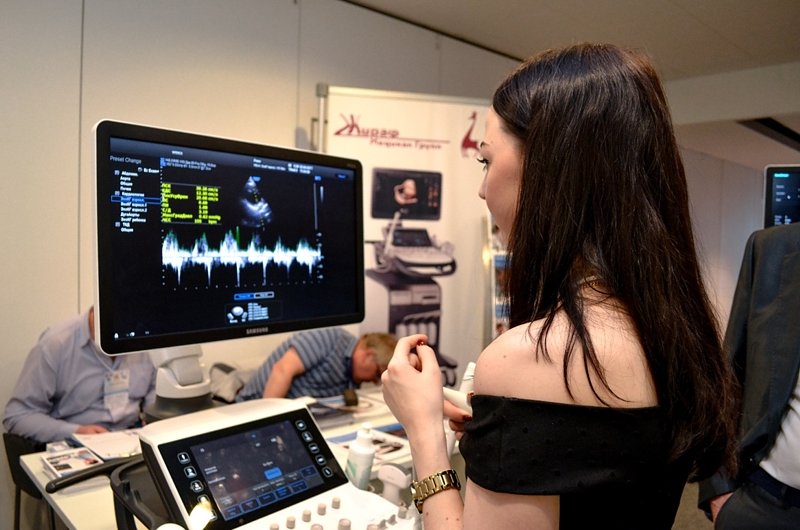 Врач УЗД проводит оценку допплеровского режима сканера HS70A - выставка медоборудования в рамках Невского радиологического форума 2017 