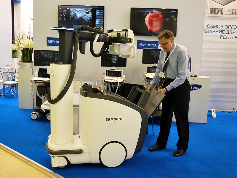 Samsung GM85 - новый мобильный рентгеновский аппарат премиум класса, Алексей Корначев заправляет кассету