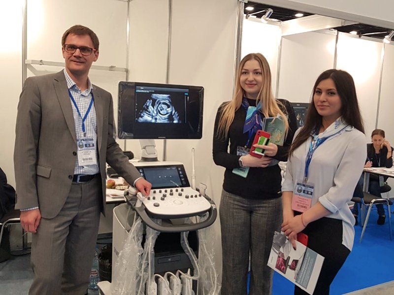 Евгений Мухаметов и врачи УЗИ у сканера WS80A  (Samsung Medison) на выставке Невского радиологического форума 2018