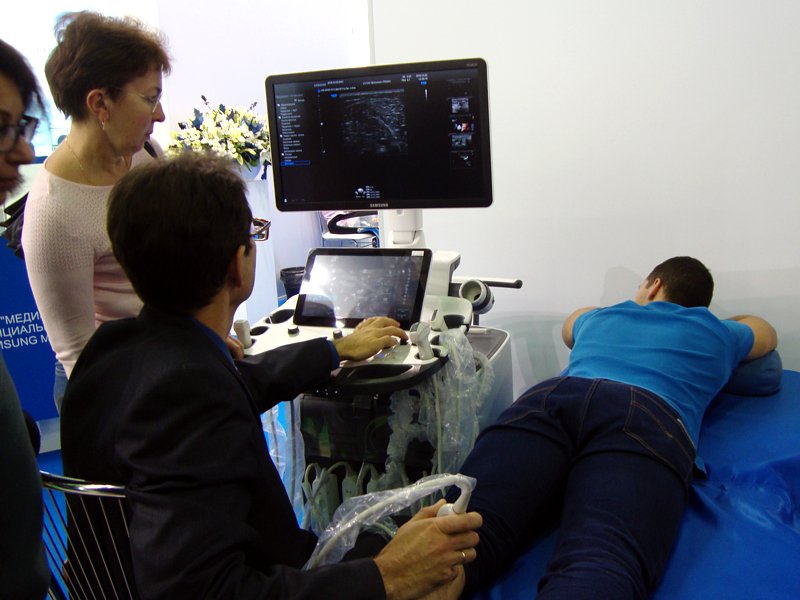 RS80 - демонстрация возможностей УЗ сканера (Samsung Medison), на фото Антон Анисимов, врач УЗД и пациент