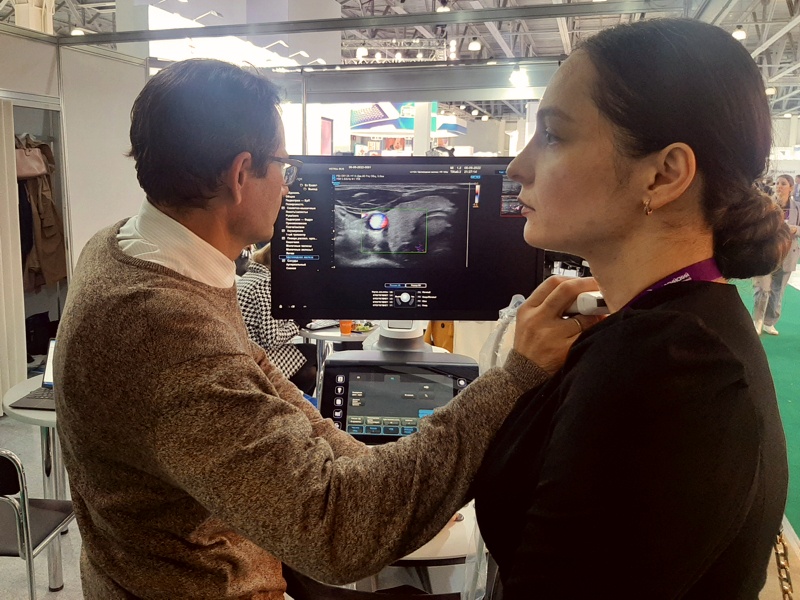 Антон Анисимов (клинический специалист компании «Медиэйс») демонстрирует возможности УЗ сканера HS70 на пациенте