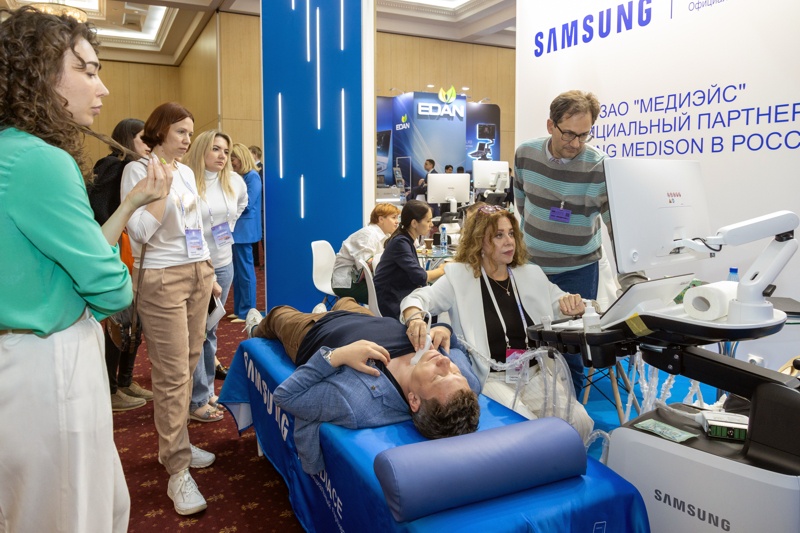 Посетитель выставки проводит исследование щитовидной железы на УЗ сканере Samsung Medison
