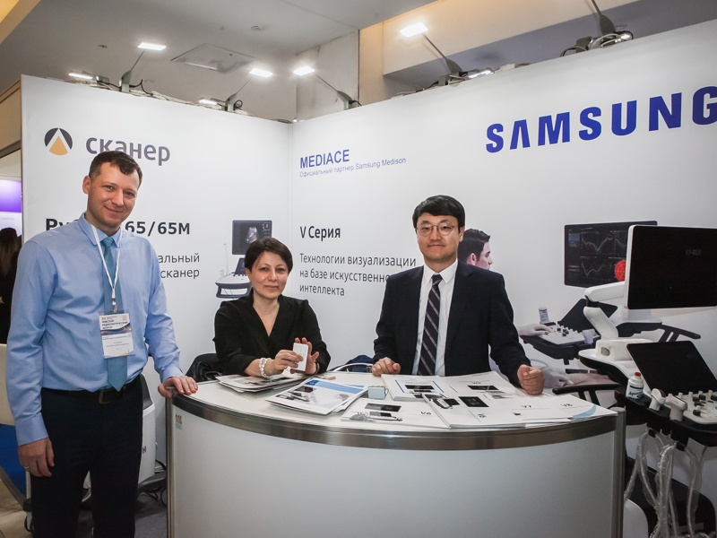 На стенде Samsung Medison: Евгений Семерня (компания «Медиэйс»), Наталья Коноваленко (ООО «ММТНП»), Сантак Чо (Samsung)