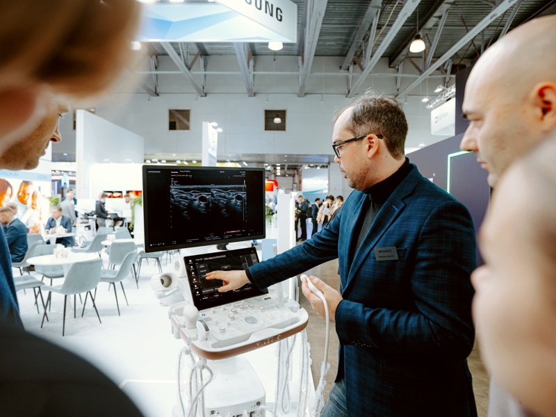 Сергей Иванов проводит демонстрацию возможностей УЗ-сканера Samsung Z20