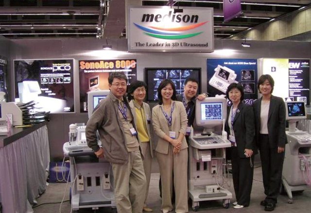 Стенд компании Medison на одной из выставок в 2004 г